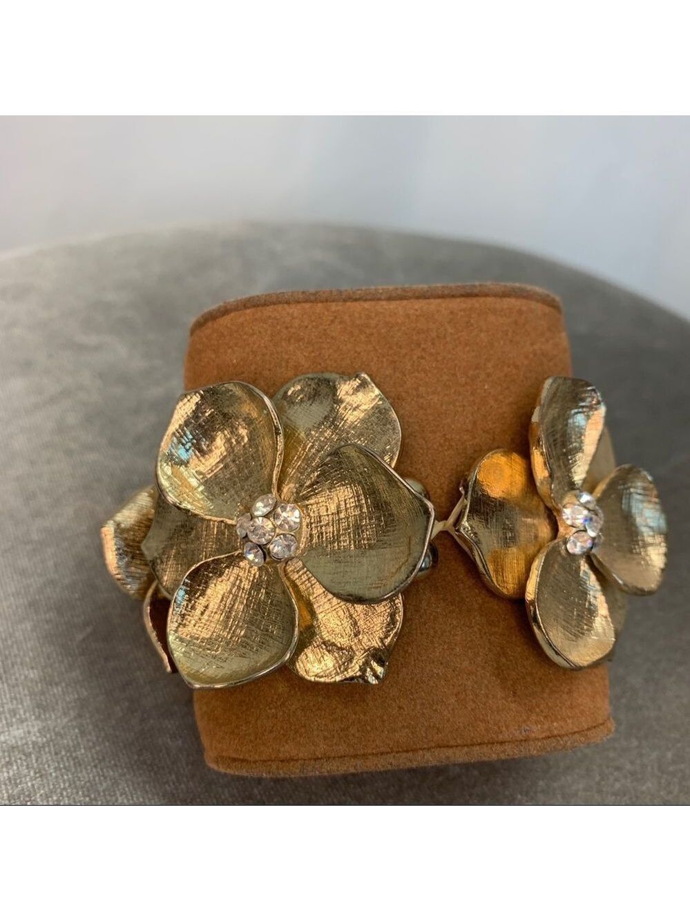 GOLD-TONE flower rhinestone stretchy costume jewellery bracelet